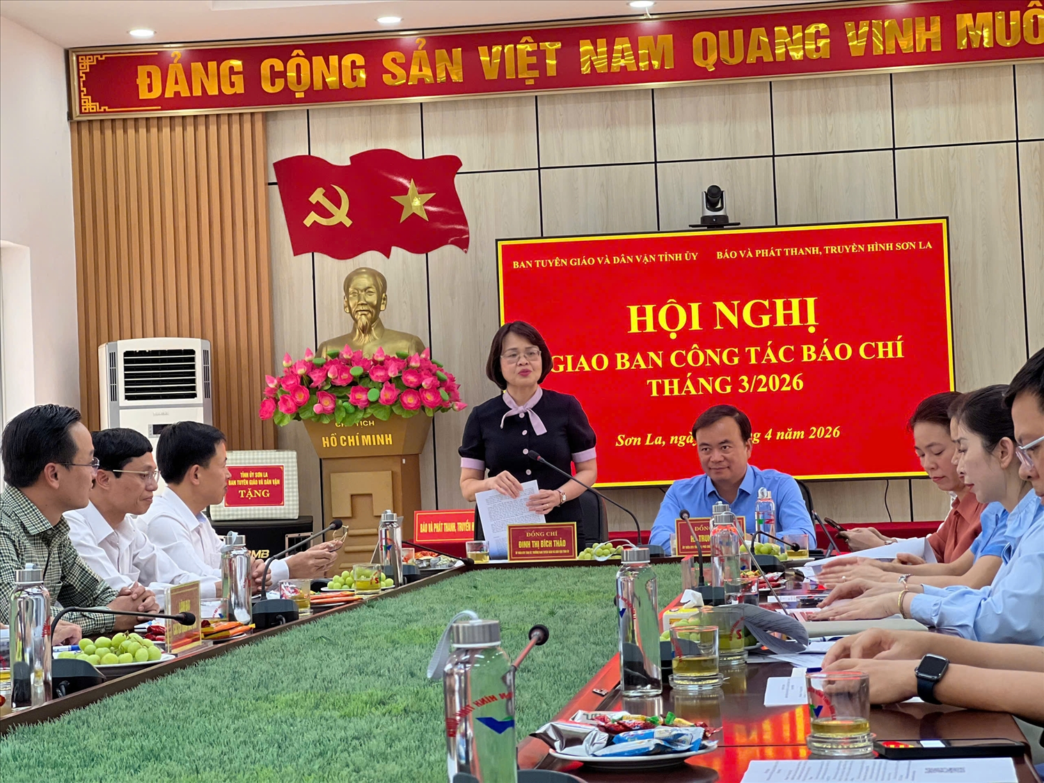  Trưởng ban Tuyên giáo và Dân vận Tỉnh ủy Sơn La Đinh Thị Bích Thảo phát biểu tại hội nghị