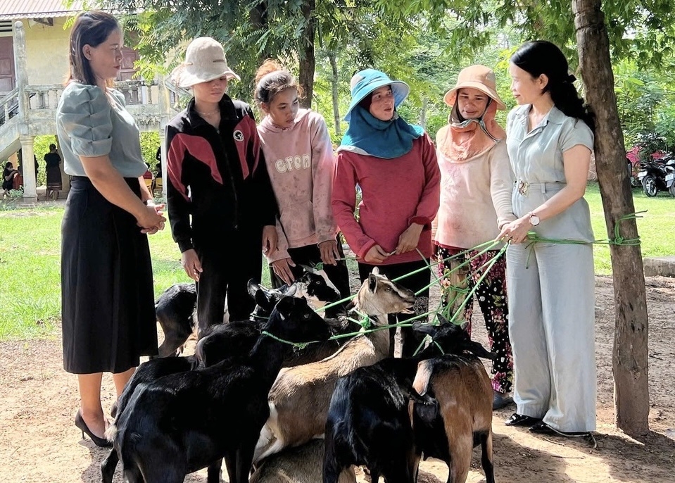 Các gia đình hội viên, phụ nữ xã Lìa nhận được con giống chất lượng cho mô hình nuôi dê sinh sản