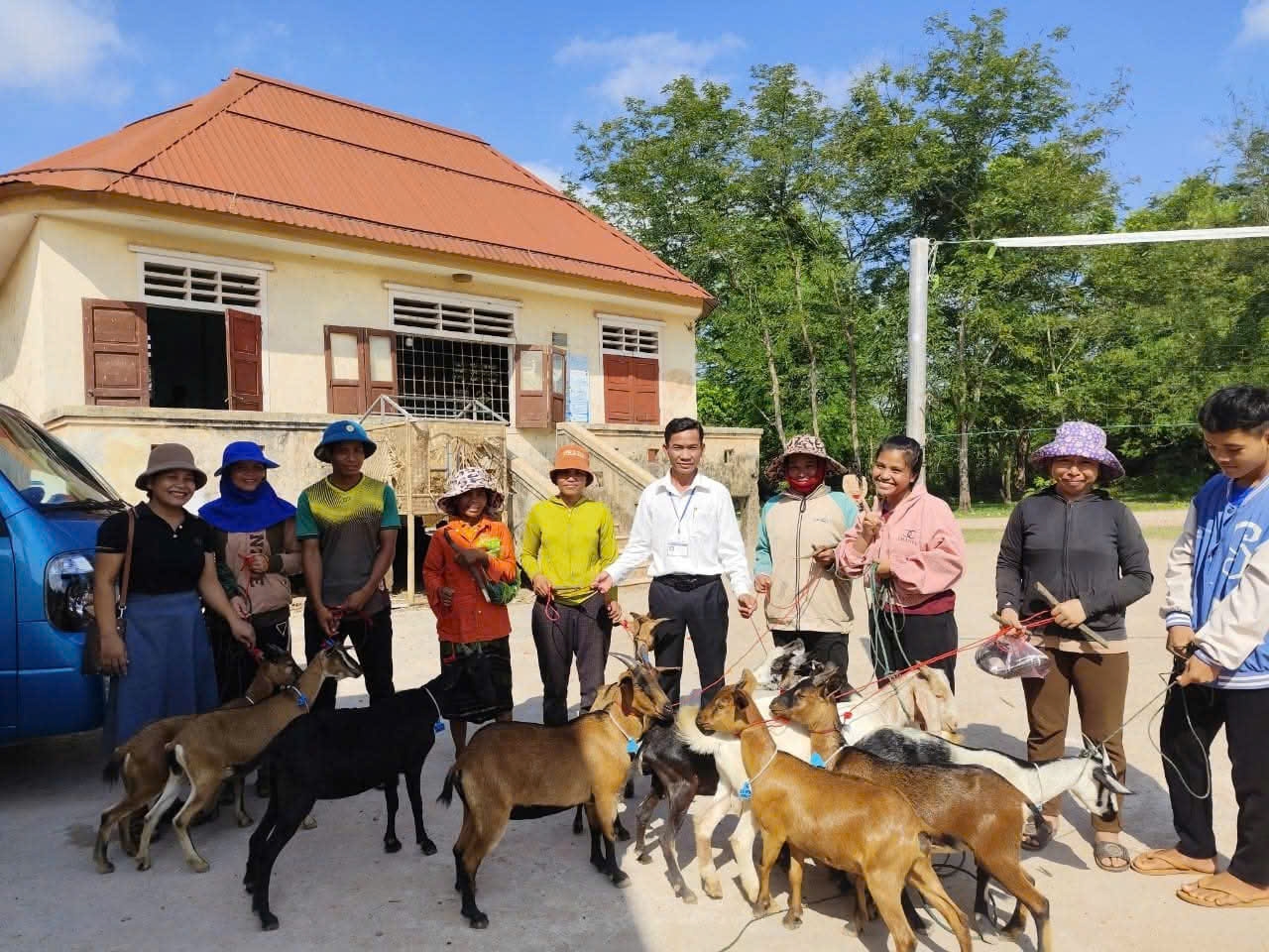 Các gia đình hội viên, phụ nữ xã Lìa nhận được con giống chất lượng cho mô hình nuôi dê sinh sản