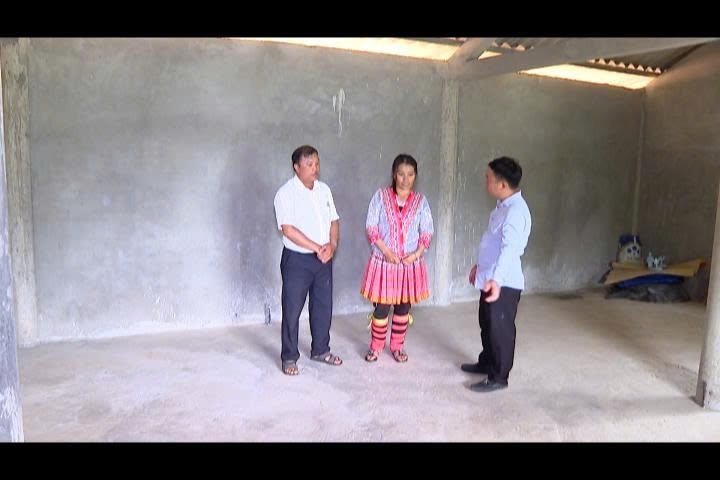 Đại diện chính quyền địa phương đến thăm, động viên và trao hỗ trợ cho gia đình chị Hảng Thị Dua trong căn nhà mới. Đại diện chính quyền địa phương đến thăm, động viên và trao hỗ trợ cho gia đình chị Hảng Thị Dua trong căn nhà mới.