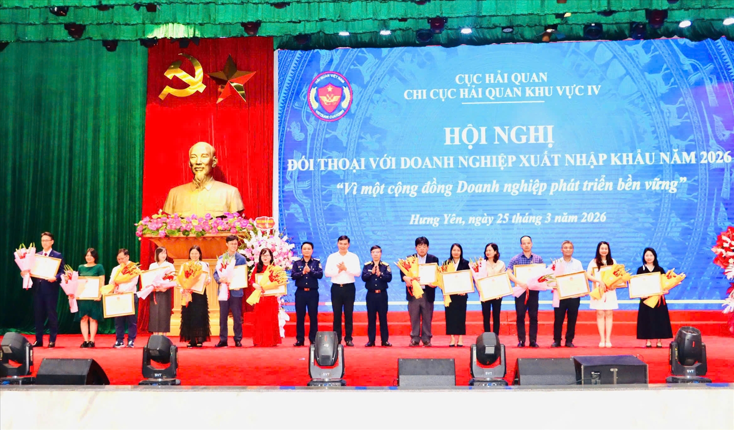 UBND tỉnh Hưng Yên trao Bằng khen cho các doanh nghiệp tiêu biểu trong lĩnh vực xuất nhập khẩu.