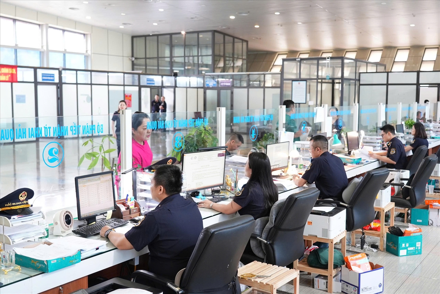 Cán bộ công chức hải quan đang làm việc tại bộ phận một cửa, tiếp nhận và xử lý hồ sơ cho người dân và doanh nghiệp