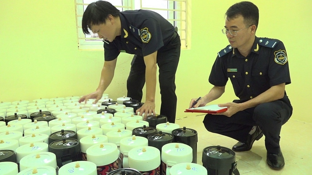 Công chức Đội Kiểm soát Hải quan khu vực VIII kiểm tra hàng hoá vi phạm. Ảnh: Q. Hùng