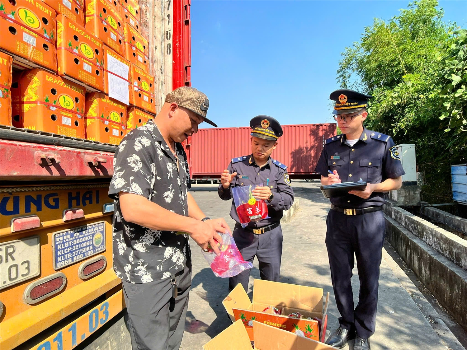 Công chức Hải quan tại Cửa khẩu quốc tế Hữu Nghị kiểm tra hàng hóa xuất nhập khẩu.