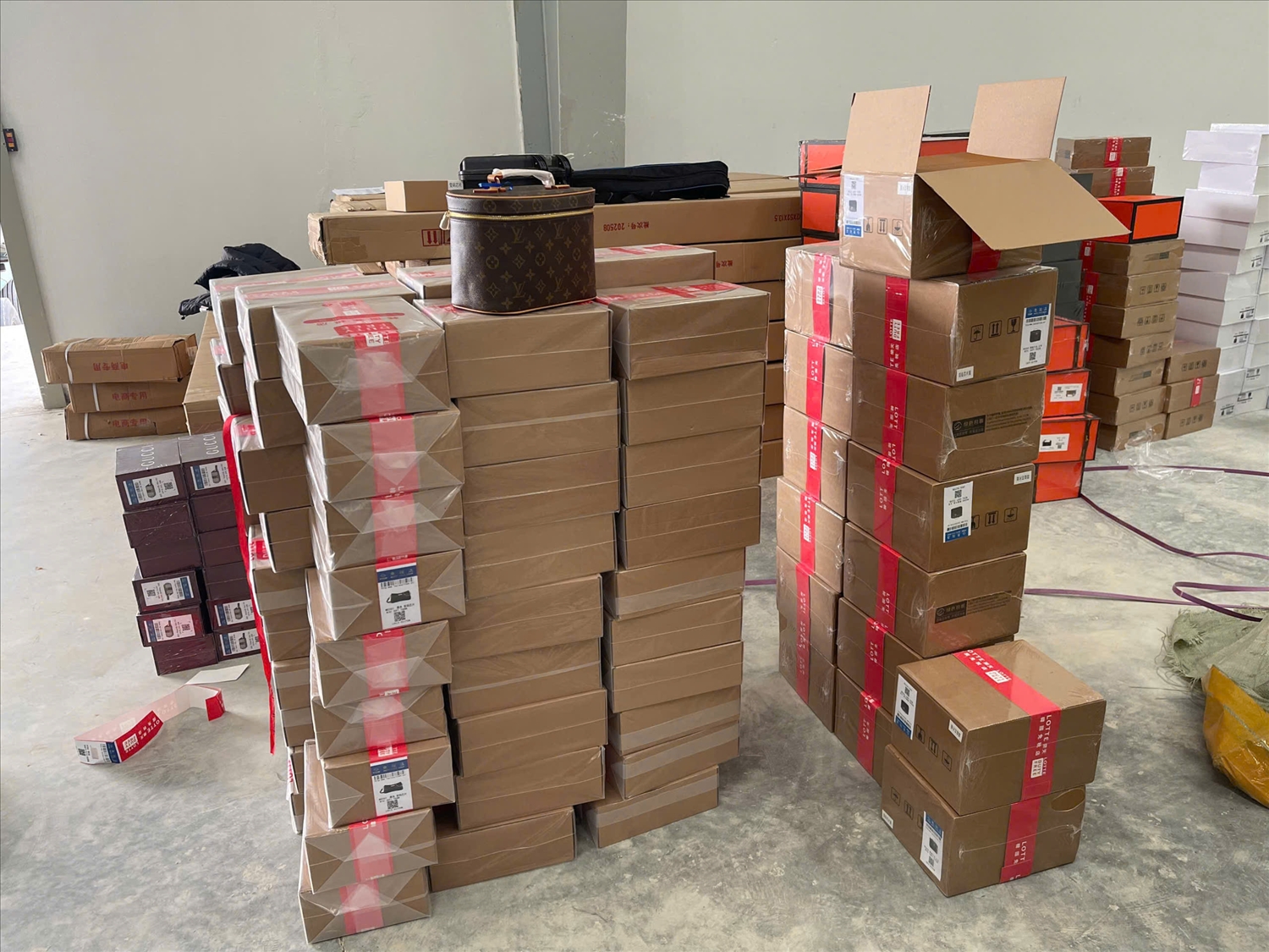 Lô hàng quá cảnh cất giấu sản phẩm giả mạo nhãn hiệu nổi tiếng có dấu hiệu vi phạm