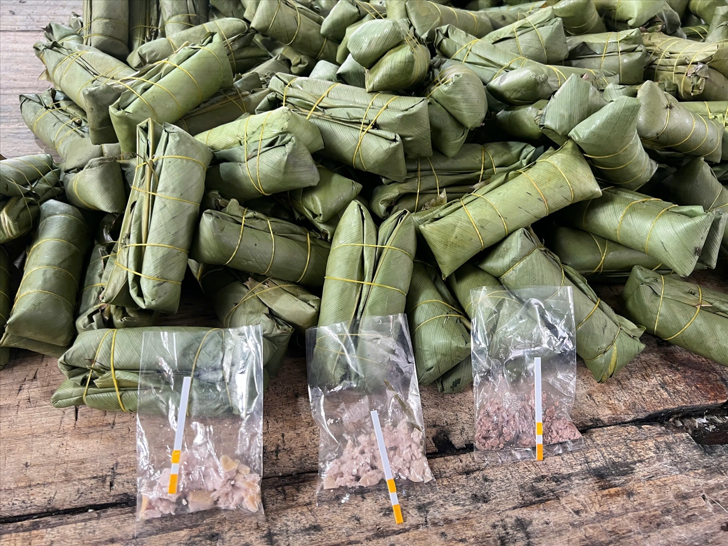 Kết quả kiểm tra nhanh 12 mẫu thành phẩm và nguyên liệu cho thấy có 6 mẫu nghi dương tính với hàn the.