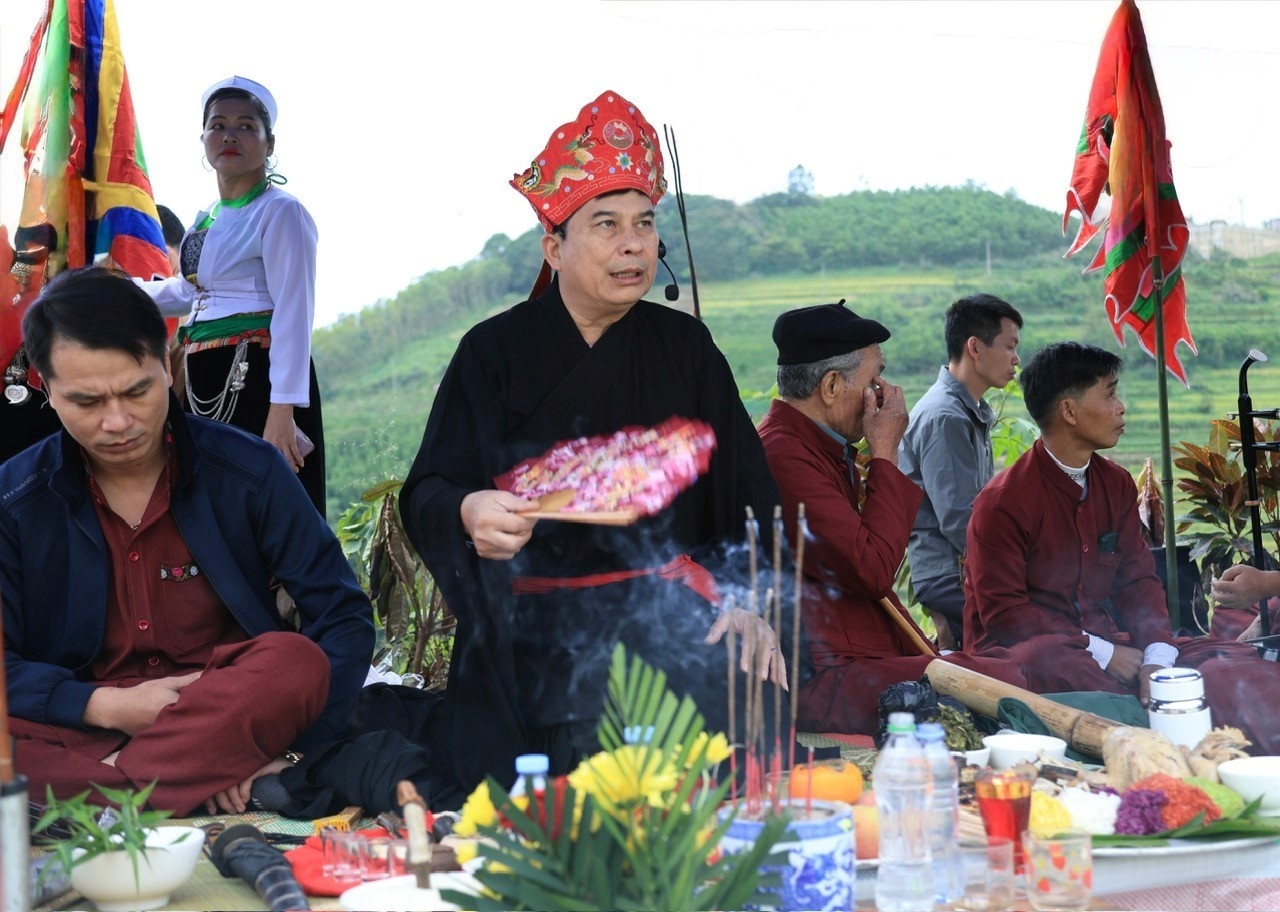 Nghệ nhân nhân dân Bùi Văn Minh tái hiện lại nghi lễ mừng cơm mới. (Ảnh: TP) Nghệ nhân nhân dân Bùi Văn Minh tái hiện lại nghi lễ mừng cơm mới. (Ảnh: TP)