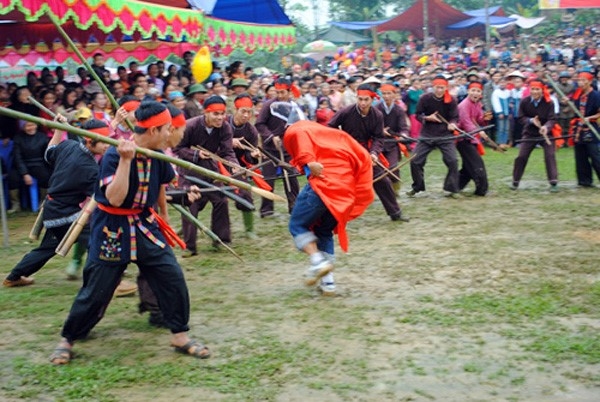 Phú Thọ đang hướng tới mục tiêu biến văn hóa thành động lực, biến di sản thành nguồn lực phát triển bền vững. (Ảnh minh hoạ: Màn biểu diễn săn thú tại lễ hội mở cửa rừng).