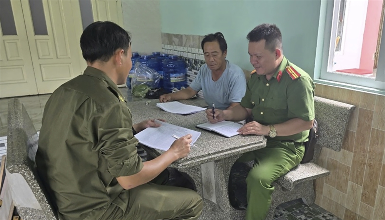 Cán bộ Công an xã Yên Trị đi từng ngõ, gõ từng nhà để thực hiện công tác quản lý cư trú