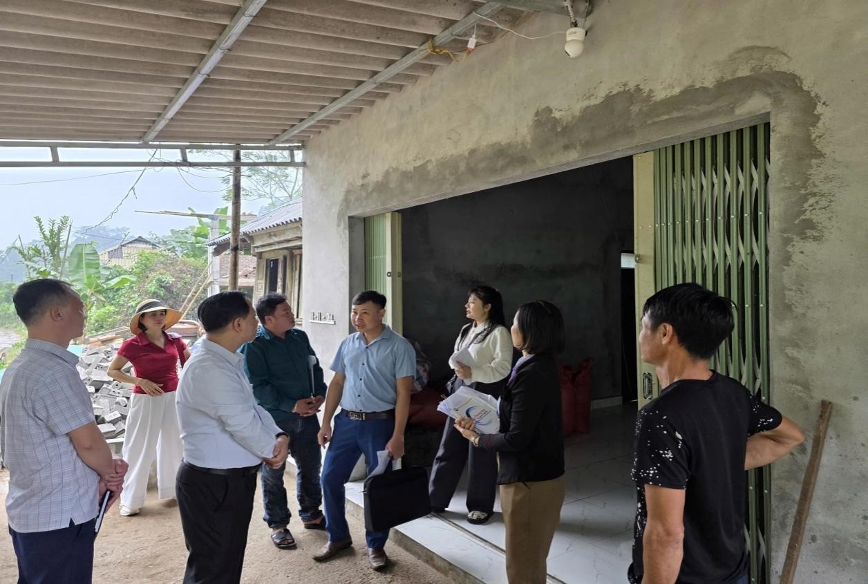 Đoàn công tác đến thăm, chia sẻ và động viên hộ ông Bùi Văn Bạy (sinh năm 1977) ở xóm Thung, xã Mường Hoa, tỉnh Phú Thọ - hộ gia đình được hỗ trợ xóa nhà tạm