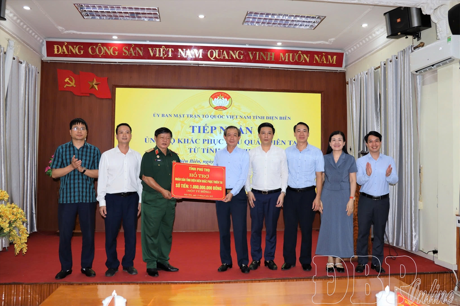 Các đồng chí lãnh đạo Uỷ ban MTTQ Việt Nam tỉnh Phú Thọ trao hỗ trợ 01 tỷ đồng cho tỉnh Điện Biên khắc phục hậu quả do cơn bão số 3 gây ra