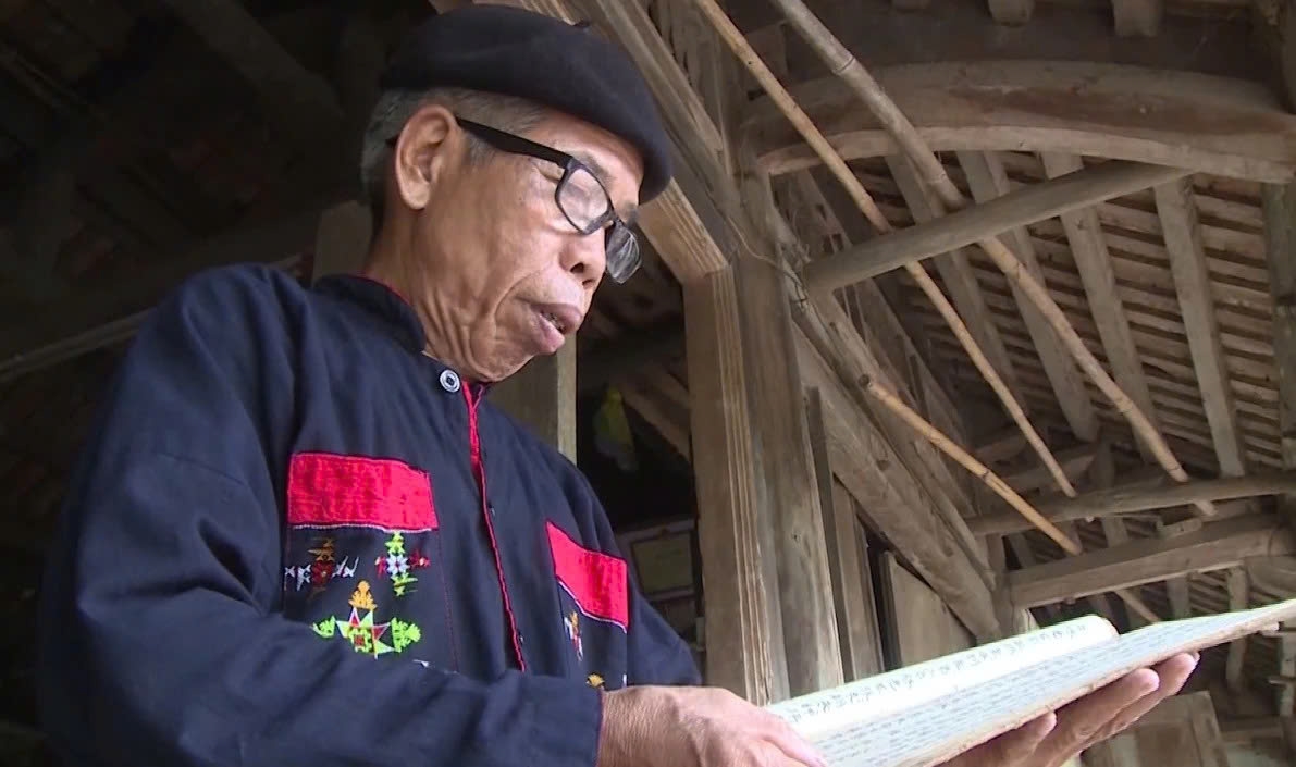 Trang phục nam giới người Dao quần chẹt tuy ít họa tiết hoa văn nhưng vẫn có những điểm nhấn màu sắc mang ý nghĩa riêng, thể hiện bản sắc của cộng đồng.