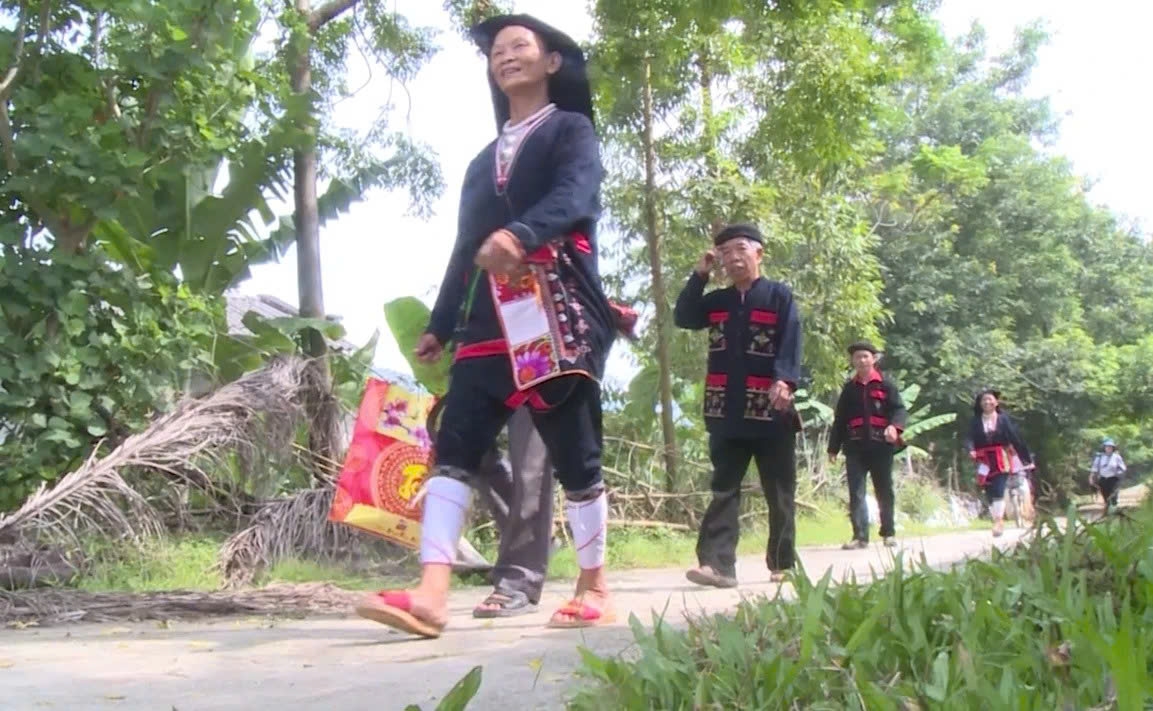 Đồng bào dân tộc Dao quần chẹt ở xã Yên Lãng vẫn duy trì thói quen mặc trang phục truyền thống độc đáo trong sinh hoạt hằng ngày, gìn giữ nét văn hoá đặc trưng của cộng đồng.