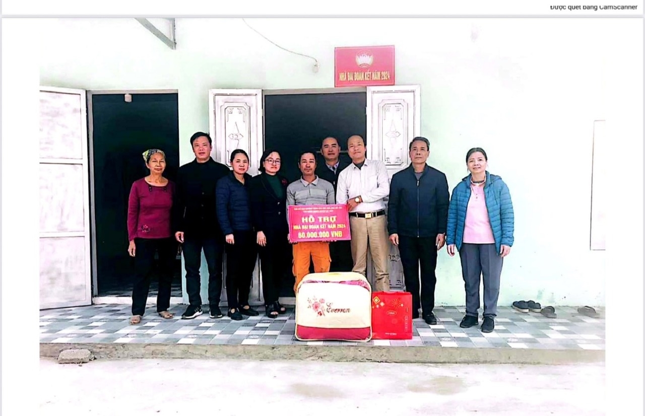 Đại diện Ủy ban MTTQ Việt Nam (huyện Lạc Thuỷ trước sáp nhập) trao hỗ trợ 60 triệu đồng xây dựng Nhà Đại đoàn kết năm 2024 cho gia đình ông Đoàn Trọng Đính, giúp ổn định cuộc sống, vươn lên thoát nghèo.