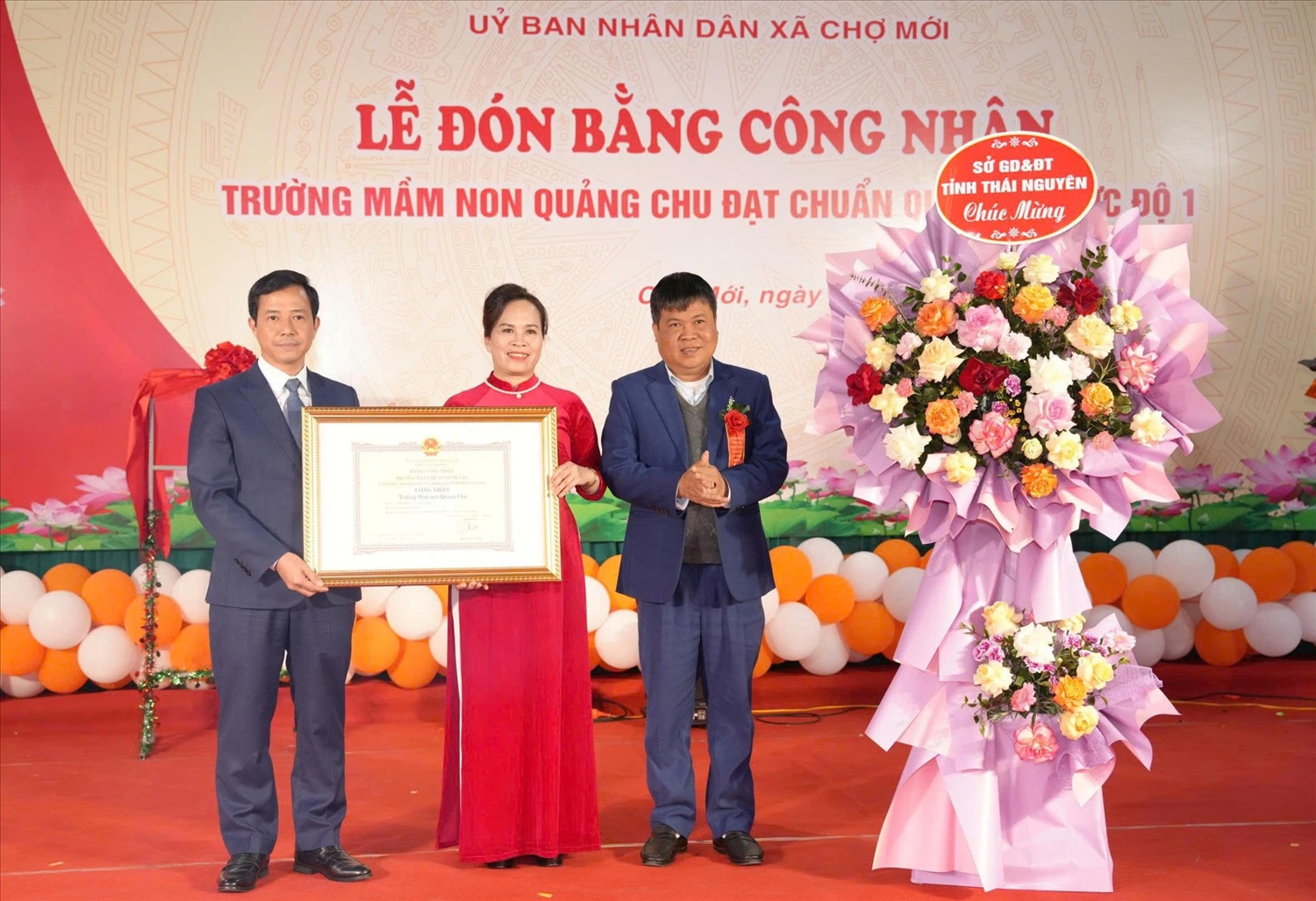 Ông Nguyễn Văn Hưng, Phó Giám đốc Sở Giáo dục và Đào tạo tỉnh Thái Nguyên trao bằng công nhận Trường Mầm non Quảng Chu đạt chuẩn quốc gia mức độ I