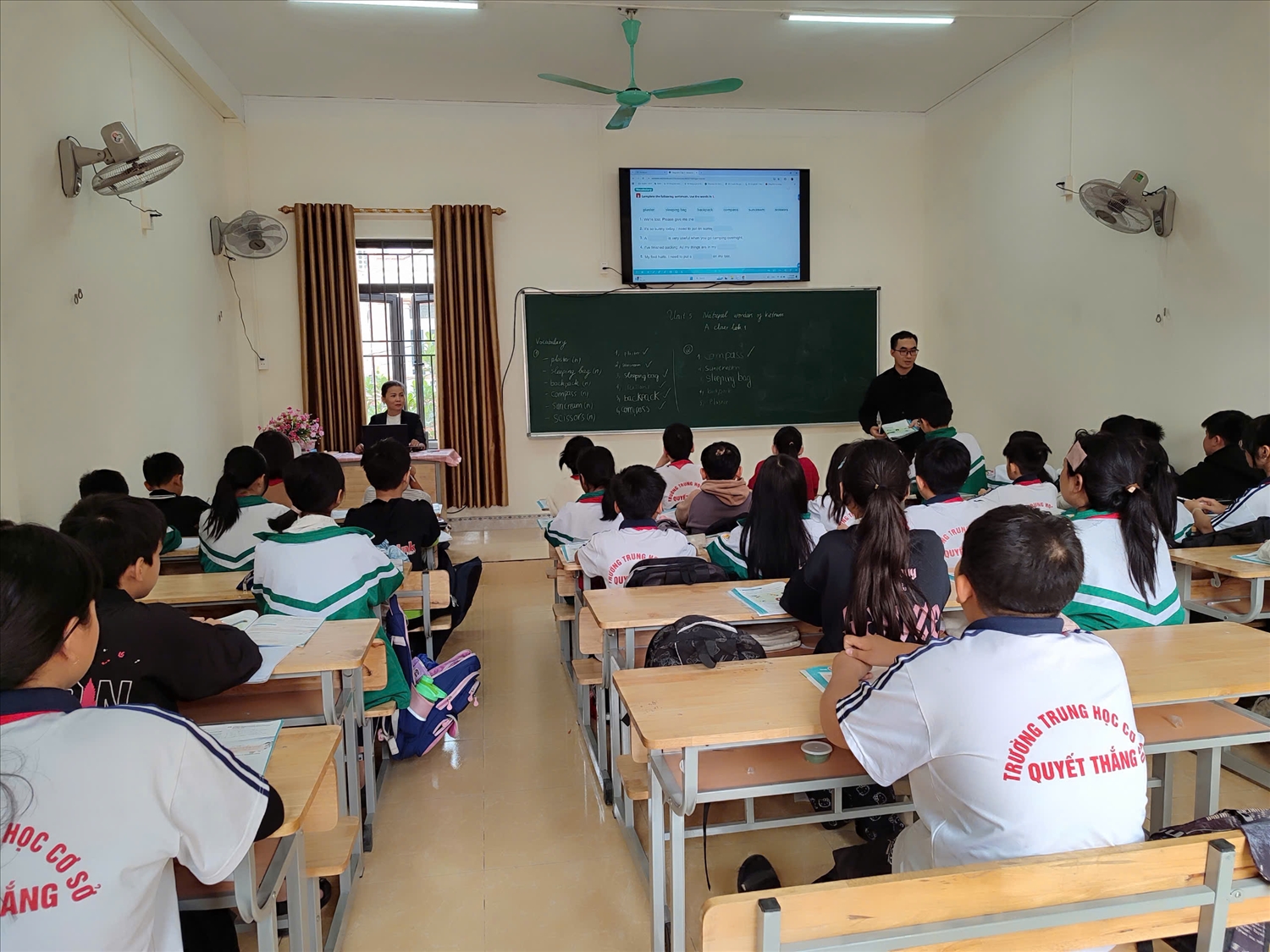 Cô Nguyễn Thị Ngọc Lan, Hiệu trưởng Trường THCS Quyết Thắng (phường Quyết Thắng, tỉnh Thái Nguyên) trực tiếp xuống lớp dự giờ, theo dõi và trao đổi cùng các em học sinh trong giờ học.(Ảnh: Vân Khánh)