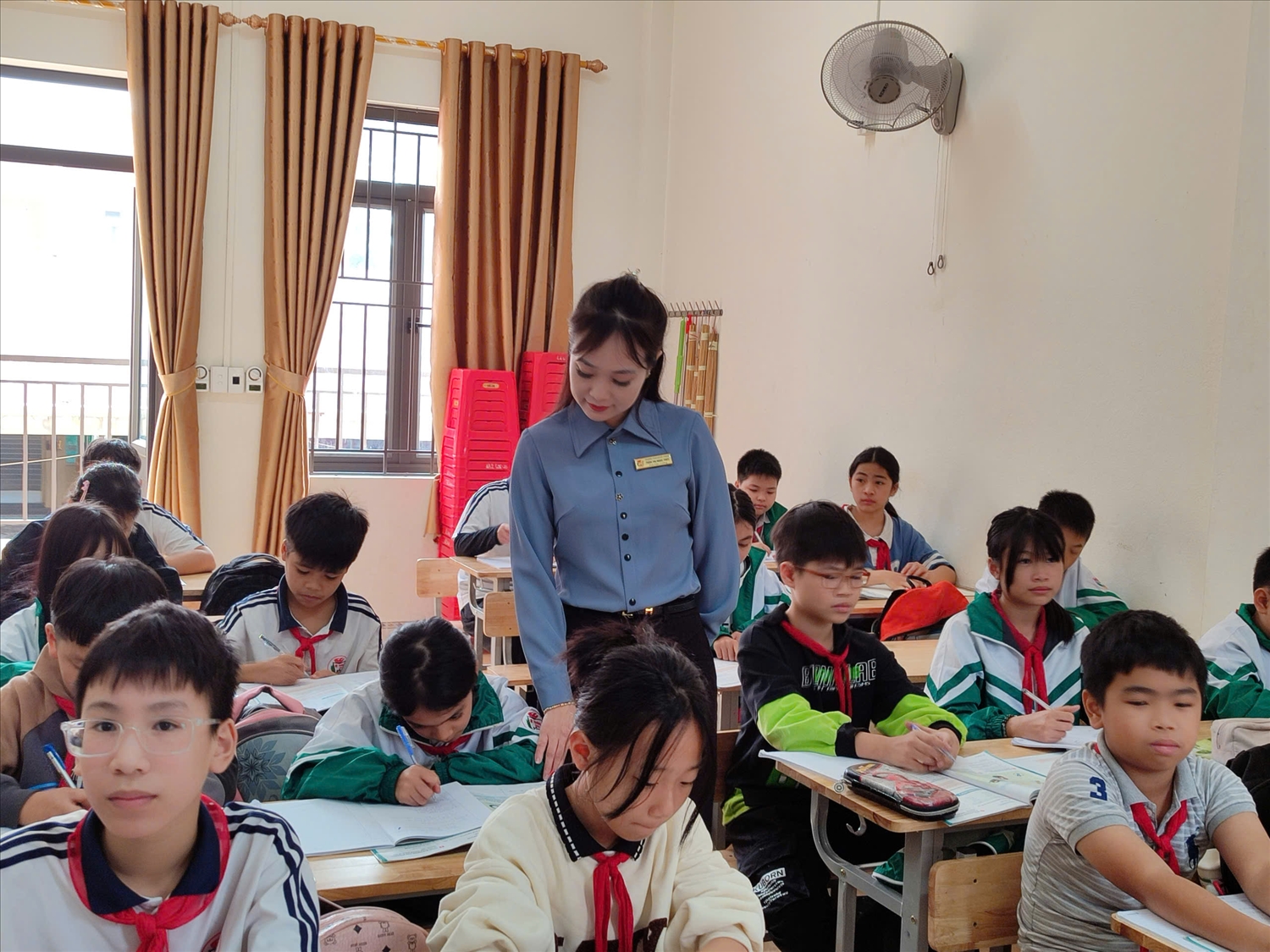 Cô Trần Thị Ngọc Thúy, Phó Hiệu trưởng Trường THCS Quyết Thắng, gần gũi trao đổi, chia sẻ và động viên học sinh trong học tập. (Ảnh: Vân Khánh)