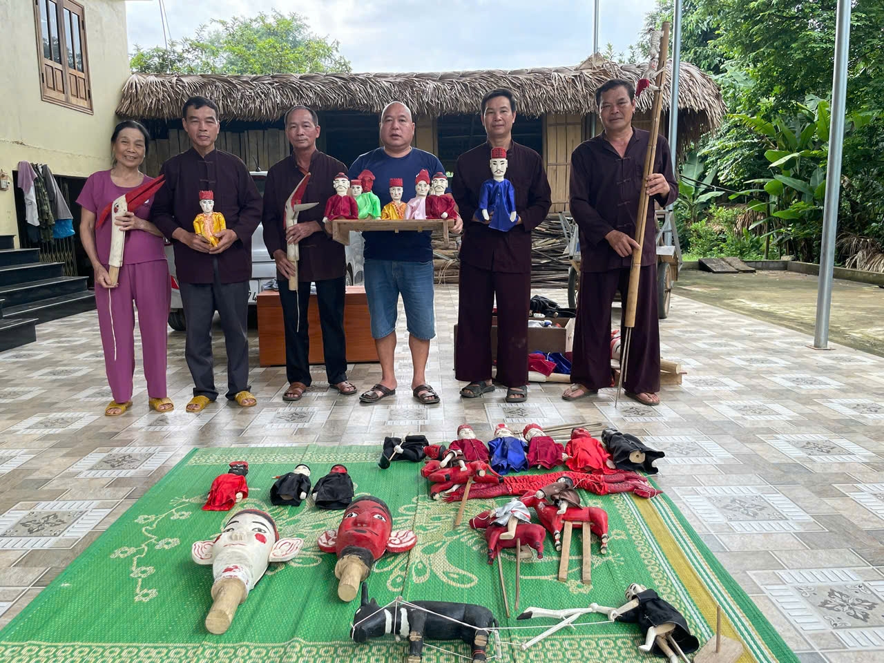 Nghệ nhân Ma Quang Nhanh cùng các thành viên phường rối cạn Thẩm Rộc, xã Bình Yên chuẩn bị con rối trước khi biểu diễn