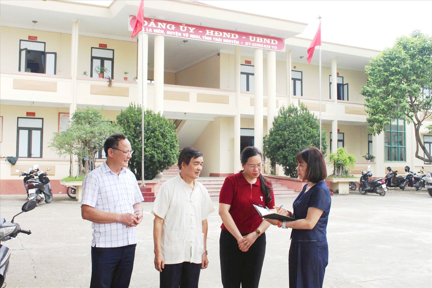 Ông Trịnh Mạnh Hùng, sinh năm 1954,(đứng thứ 2 từ trái sang) là Người có uy tín xóm Cây Bòng, xã La Hiên trao đổi cùng phóng viên Báo Dân tộc và phát triển. (Ảnh Thảo Khánh)