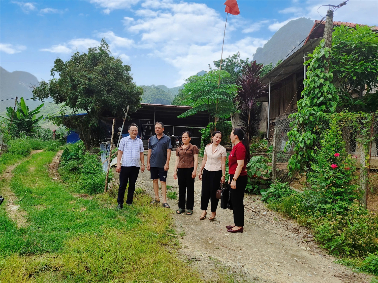Bà Lý Thị Trúc, sinh năm 1971, (đứng thứ 3 từ phải sang) người dân tộc Cao Lan trò chuyện với lãnh đạo phòng Dân tộc và Tôn giáo huyện Võ Nhai. (Ảnh Thảo Khánh)