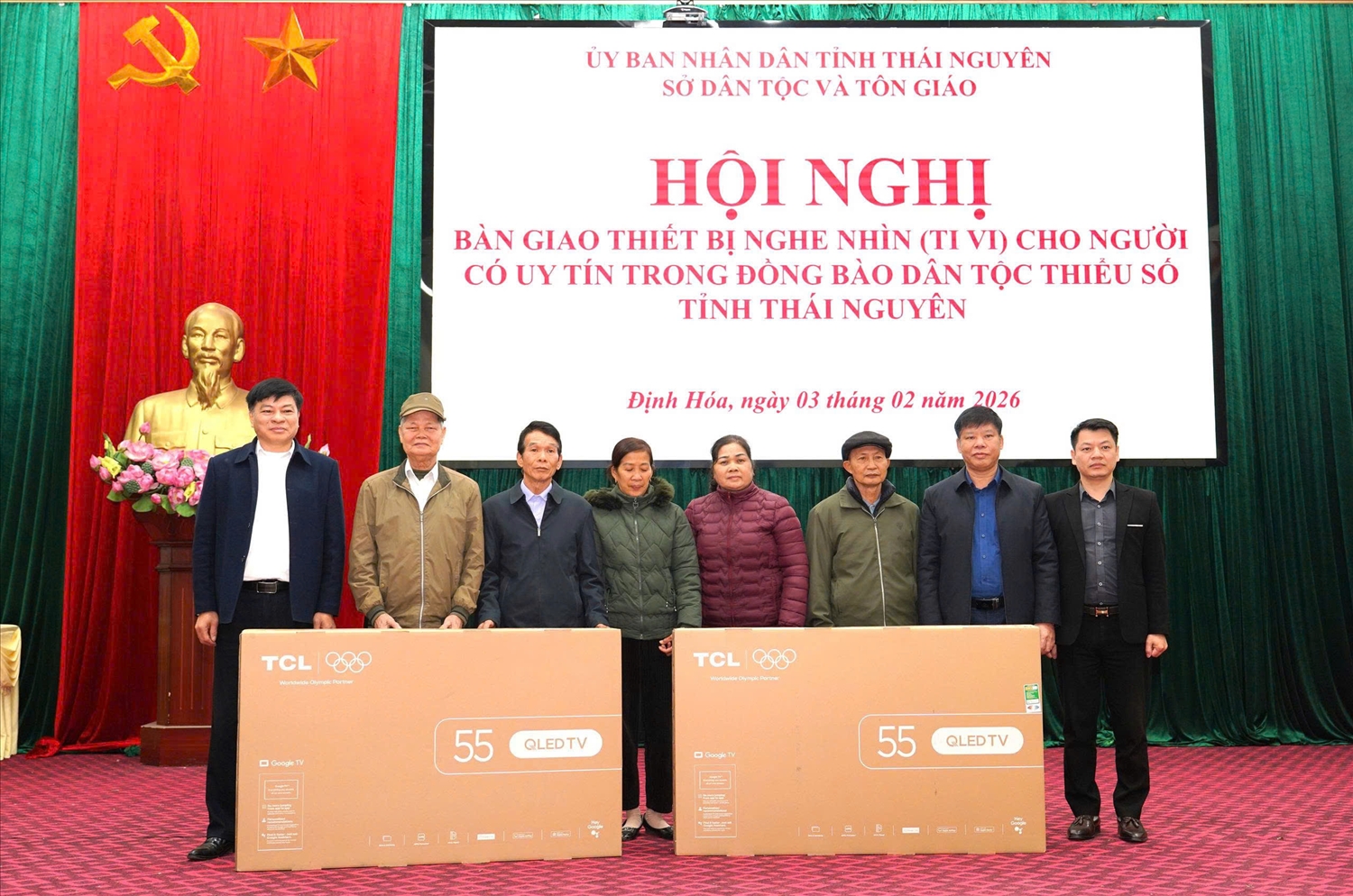 Ông Hoàng Thanh Oai, Ủy viên Ban Chấp hành Đảng bộ tỉnh, Giám đốc Sở Dân tộc và Tôn giáo tỉnh Thái Nguyên (đứng thứ 2 từ bên phải ảnh) cùng ông Phan Thanh Nam, Phó Chủ tịch UBND xã Định Hoá (ngoài cùng bên trái ảnh), trao Tivi cho đại diện Người có uy tín của xã Định Hoá