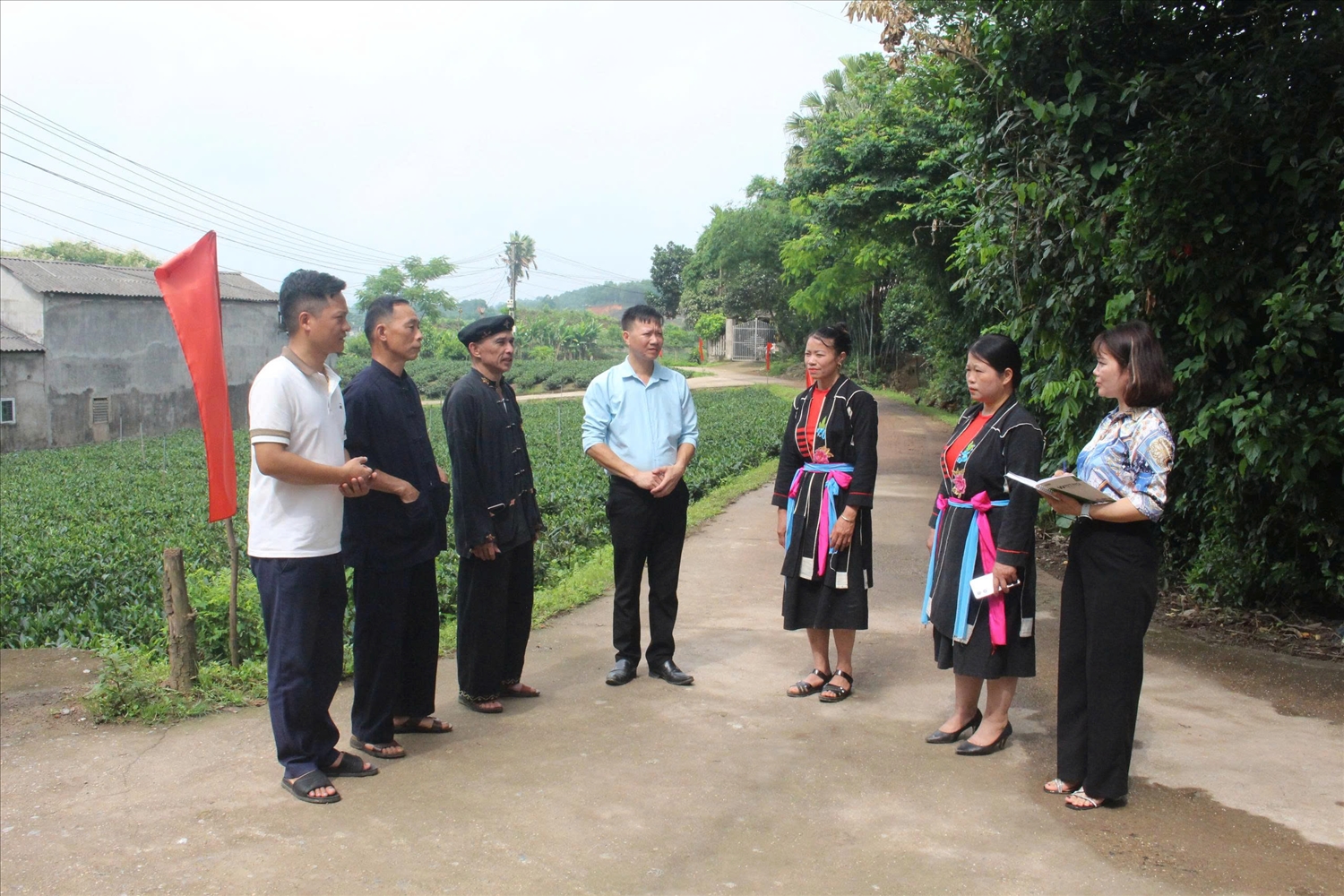 Các thành viên Câu lạc bộ múa Tắc Xình chia sẻ với Nhà báo Vân Khánh (Báo VietNamNet) về nét độc đáo của nghệ thuật múa dân gian người Sán Chay. (Ảnh: Vân Khánh) Các thành viên Câu lạc bộ múa Tắc Xình chia sẻ với Nhà báo Vân Khánh (Báo VietNamNet) về nét độc đáo của nghệ thuật múa dân gian người Sán Chay. (Ảnh: Vân Khánh)