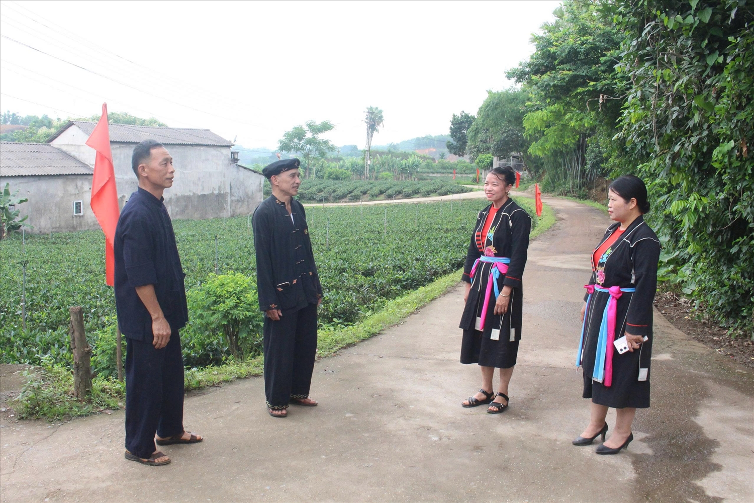 Các thành viên Câu lạc bộ múa Tắc Xình luyện tập tại thôn, giữ gìn điệu múa truyền thống của người Sán Chay – loại hình nghệ thuật dân gian mộc mạc, không cầu kỳ về âm nhạc nhưng hàm chứa chiều sâu văn hóa và triết lý sống chan hòa với thiên nhiên. (Ảnh: Vân Khánh) Các thành viên Câu lạc bộ múa Tắc Xình luyện tập tại thôn, giữ gìn điệu múa truyền thống của người Sán Chay – loại hình nghệ thuật dân gian mộc mạc, không cầu kỳ về âm nhạc nhưng hàm chứa chiều sâu văn hóa và triết lý sống chan hòa với thiên nhiên. (Ảnh: Vân Khánh)