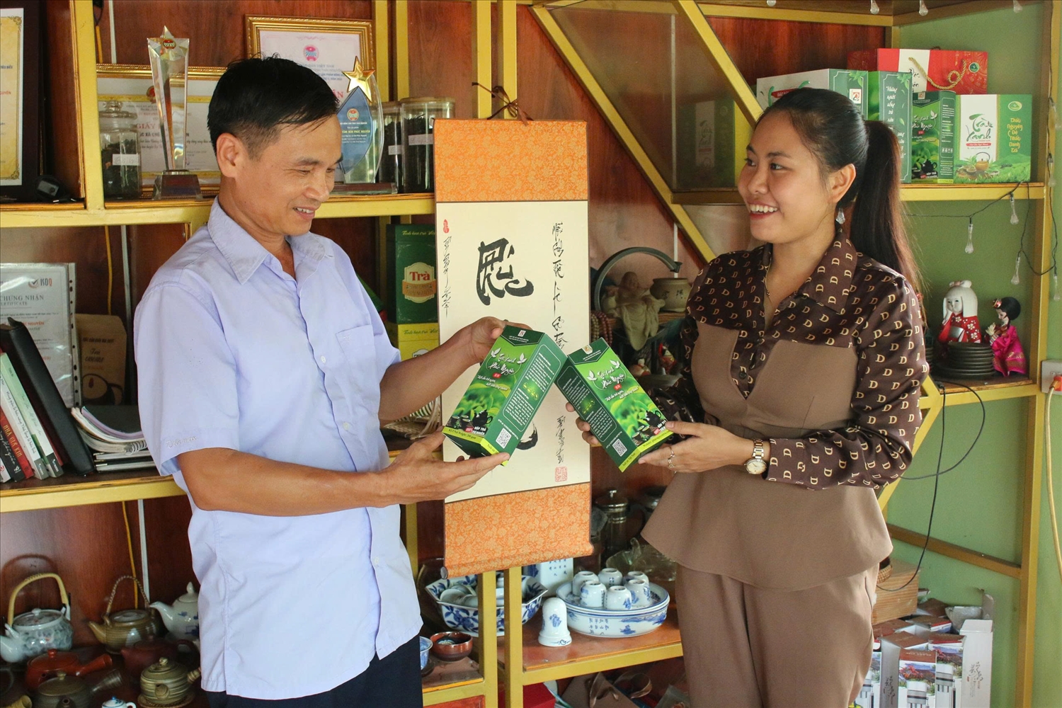 Hiện HTX có 9 sản phẩm chè với 3 phân khúc: bình dân, đặc sản và cao cấp, giá dao động từ 200 nghìn đồng đến 2,5 triệu đồng/kg. (Ảnh Thảo Khánh) Hiện HTX có 9 sản phẩm chè với 3 phân khúc: bình dân, đặc sản và cao cấp, giá dao động từ 200 nghìn đồng đến 2,5 triệu đồng/kg. (Ảnh Thảo Khánh)