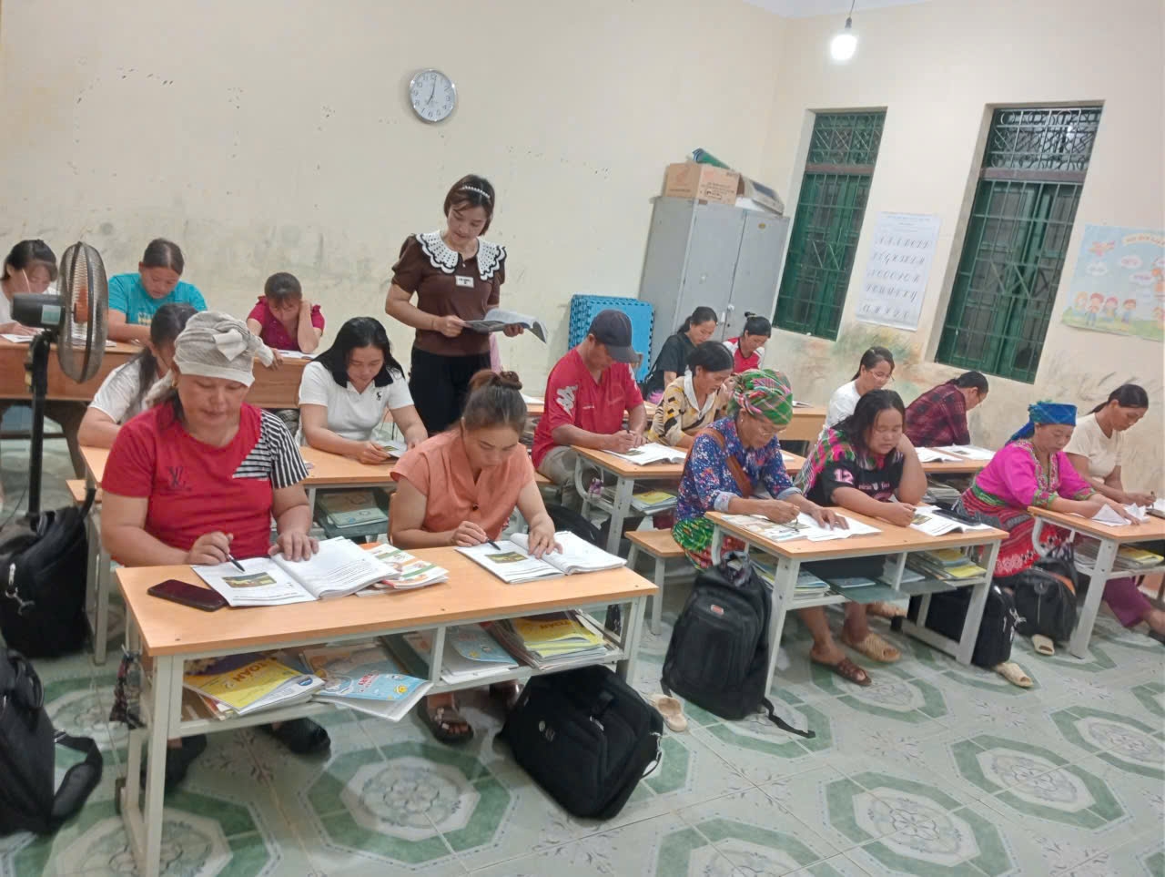 Cô Nguyễn Thị Hải, giáo viên Trường Tiểu học Bình Trung, xã Nghĩa Tá, tỉnh Thái Nguyên đang hướng dẫn các học viên tại lớp dạy xóa mù chữ ở thôn Vằng Dọoc.