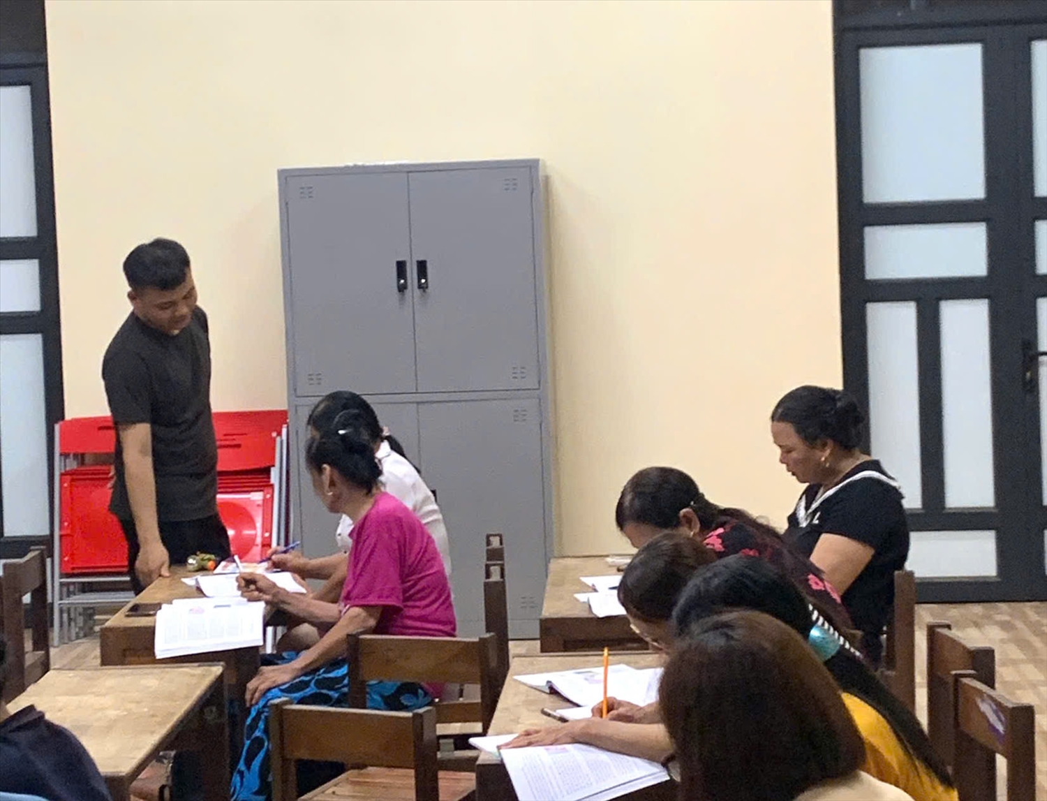 Thầy Nông Ngọc Tùng, giáo viên Trường Tiểu học Bình Trung, là người trực tiếp đứng lớp xoá mù chữ ở thôn Bản Ca