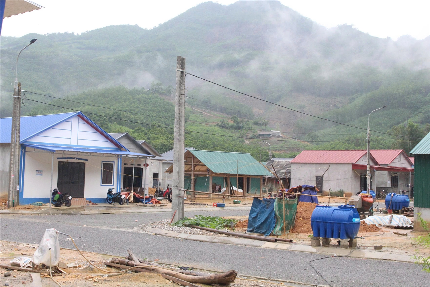 Những mái nhà mới nối nhau san sát tại xóm Liên Phương, xã Văn Lăng, tỉnh Thái Nguyên đã mở ra một trang mới trong cuộc đời của đồng bào Mông nơi đây. (Ảnh: Thảo Khánh)