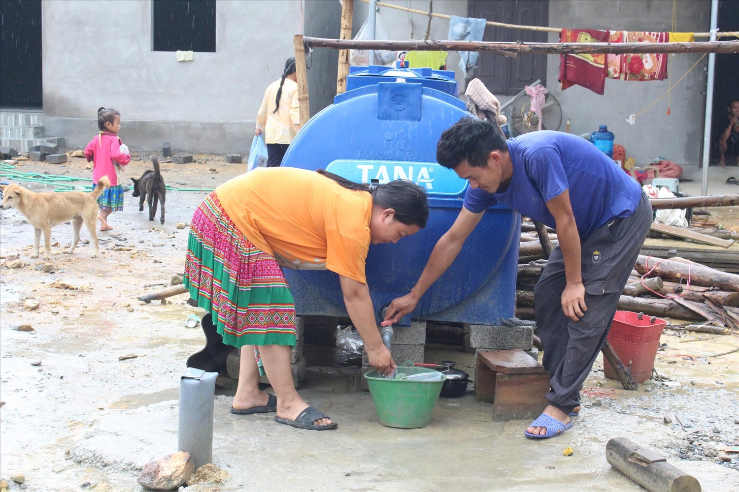Nước sạch đã về tận bản, người dân phấn khởi khi thấy rõ sự quan tâm, chăm lo của Đảng, Nhà nước đối với đời sống của đồng bào vùng cao. (Ảnh: Thảo Khánh)