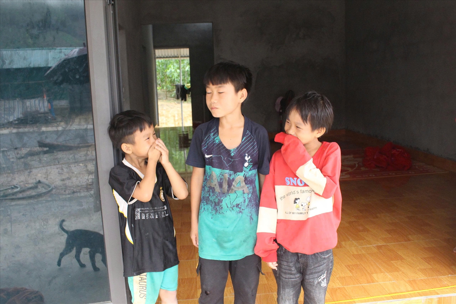 Trẻ em tại xóm Liên Phương ngày càng nhận được sự quan tâm, chăm lo của chính quyền và cộng đồng. Những con đường mới được bê tông hóa, giúp các em đến trường thuận tiện, an toàn hơn, nhất là trong mùa mưa lũ. (Ảnh: Vân Khánh)