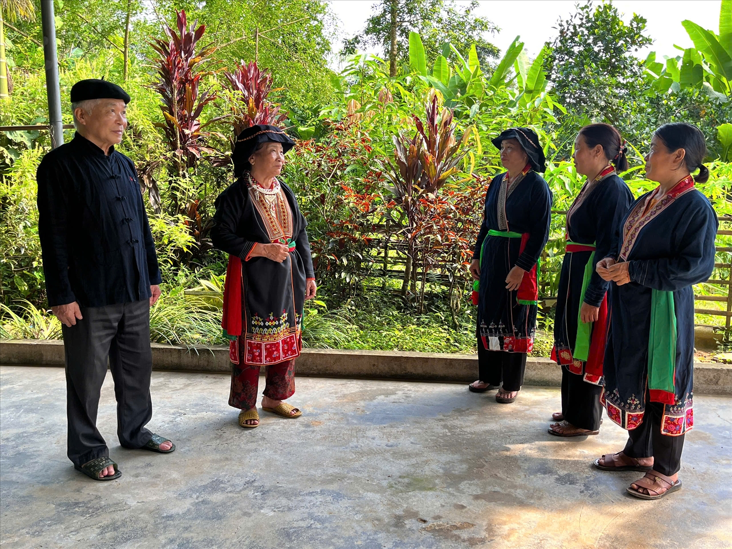 Nghệ nhân Bàn Thị Hồng, (đứng thứ 2 từ trái sang) người dân tộc Dao, xã Phúc Chu, huyện Định Hoá, tỉnh Thái Nguyên cùng các thành viên trong CLB tập hát làn điệu Pả Dung