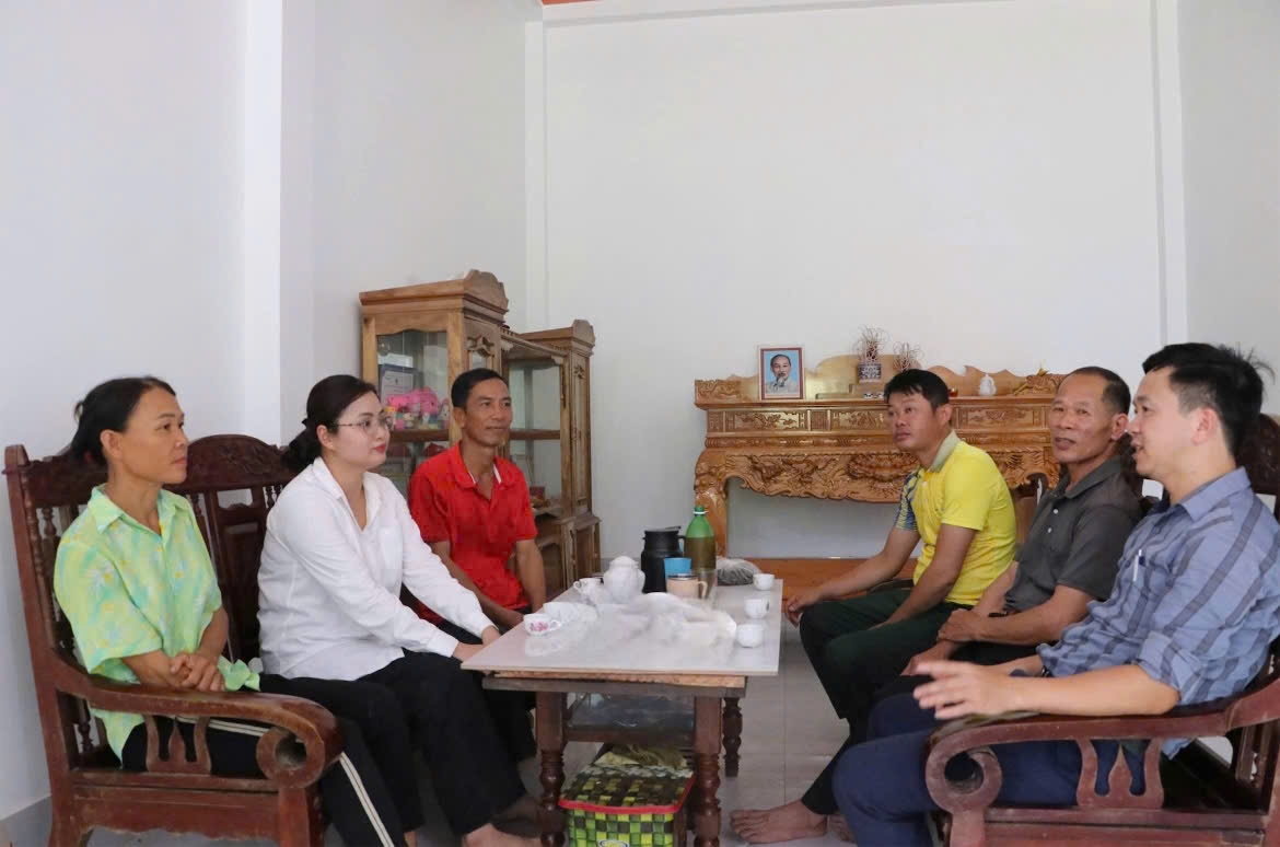 Người dân tại huyện Định Hóa vui mừng trong căn nhà mới được hỗ trợ kinh phí xây nhà