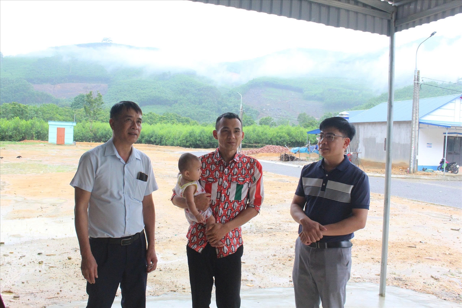Ông Vũ Xuân Thái Trưởng phòng Dân tộc và Tôn giáo huyện Đồng Hỷ (áo xanh) và ông Ngô Văn Tài Phó Chủ tịch UBND xã Văn Lăng (áo phông kẻ xanh) đến thăm hỏi gia đình anh Lý Văn Hồng và chị Sùng Thị Sáy tại Khu dân cư tập trung xóm Liên Phương xã Văn Lăng, huyện Đồng Hỷ, tỉnh Thái Nguyên. (ảnh Thảo Khánh)