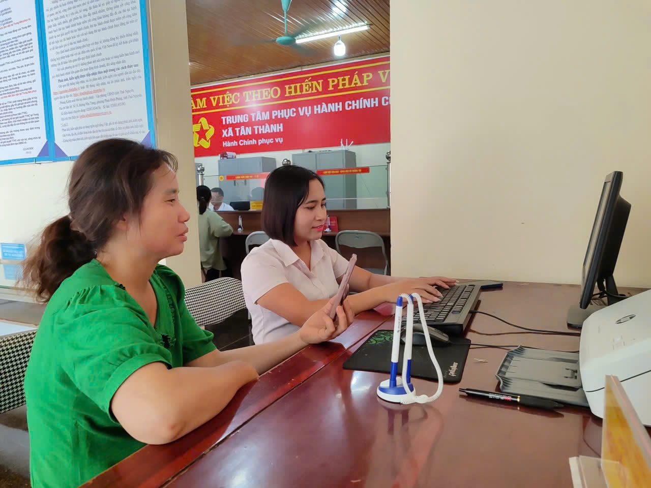 Chị Nguyễn Thị Hằng, chuyên viên UBMTTQ xã đang hỗ trợ hướng dẫn người dân giải quyết thủ tục tại Trung tâm HCC xã Tân Thành. (Ảnh Vân Khánh)