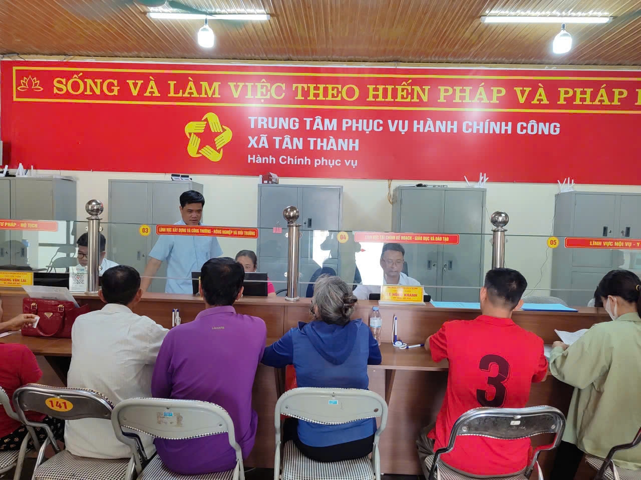  Đồng chí Vũ Xuân Công (áo xanh đứng ở giữa) Chủ tịch UBND xã Tân Thành kiểm tra công tác giải quyết các thủ tục hành chính tại Trung tâm Hành chính công của xã. (Ảnh Vân Khánh)