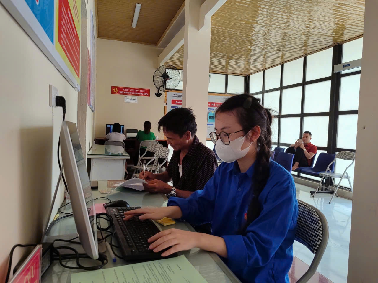 Chị Đinh Thị Hiền, Đoàn viên Thanh niên xã Tân Thành cùng tham gia hỗ trợ hướng dẫn người dân đến làm thủ tục hành chính trực tuyến. (Ảnh Vân Khánh)