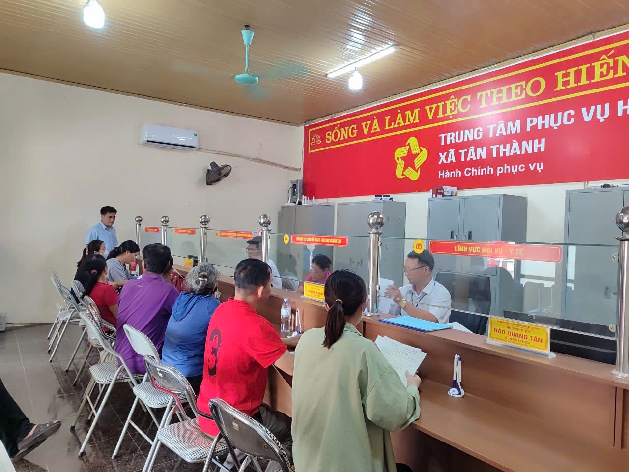 Người dân đến làm thủ tục hành chính tại xã Tân Thành. (Ảnh Vân Khánh)