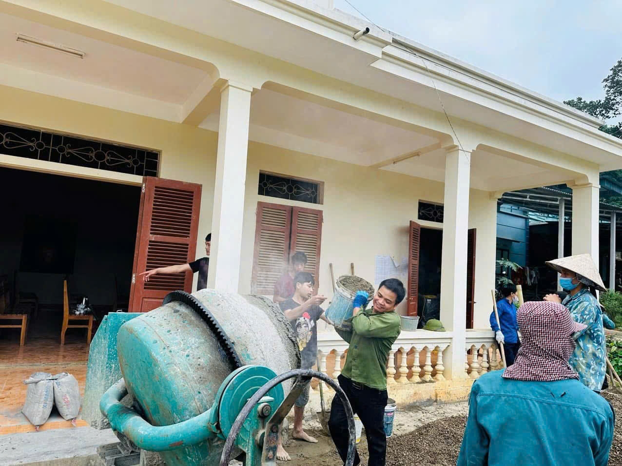 Anh Nông Văn Cương, Bí thư Chi bộ thôn Bình Minh, xã Kim Bình (Tuyên Quang) cùng bà con đóng góp ngày công xây dựng sân thể thao nhà văn hóa thôn.