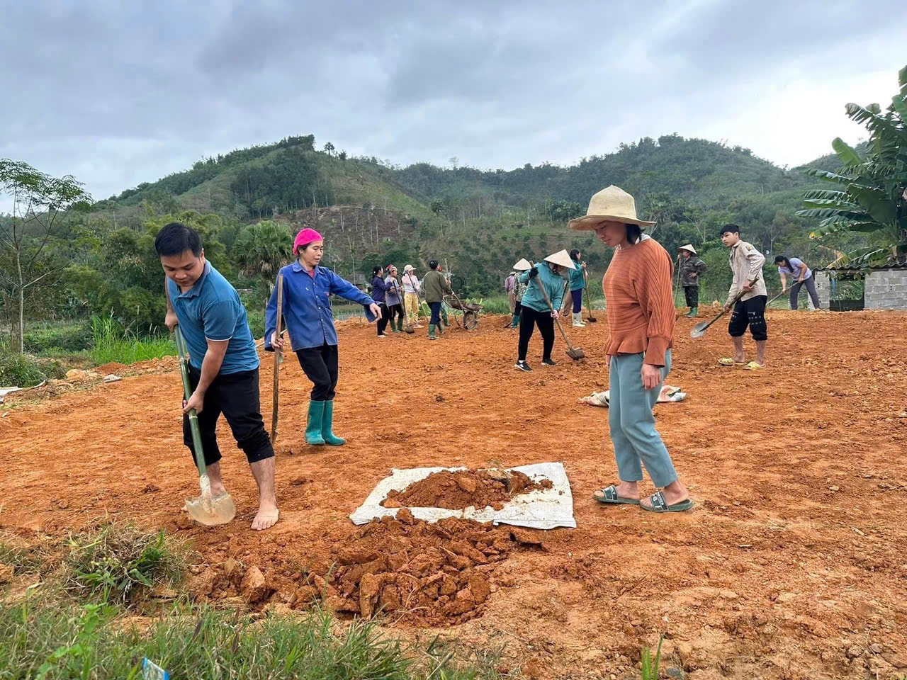 Bà con trong thôn tin tưởng và tích cực đóng góp công sức khi được Người có uy tín vận động.