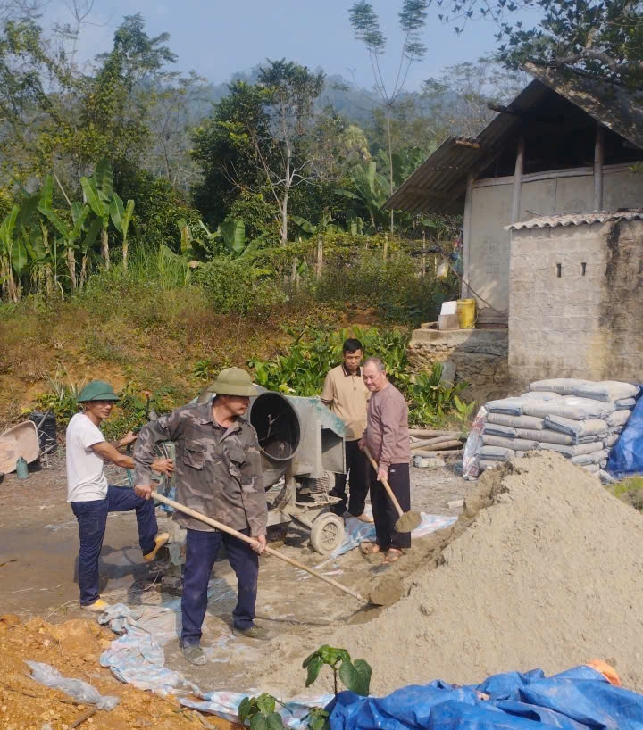 Ông Ma Văn Hiệu (người mặc áo nâu) trực tiếp tham gia cùng bà con Nhân dân trong quá trình xây dựng, cải thiện cơ sở hạ tầng tại địa phương.