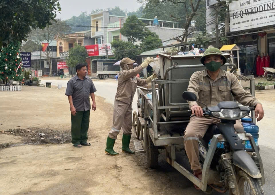 Ông Ma Quang Đạt, người có uy tín, trực tiếp tham gia cùng lực lượng thu gom rác thải, góp phần giữ gìn vệ sinh môi trường khu dân cư. (Ảnh: Vân Khánh)