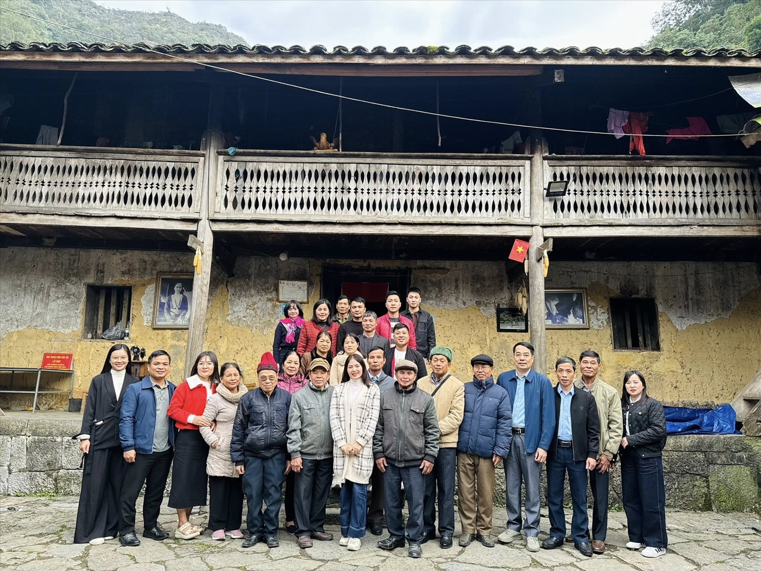 Đoàn công tác và chính quyền địa phương chụp ảnh lưu niệm 