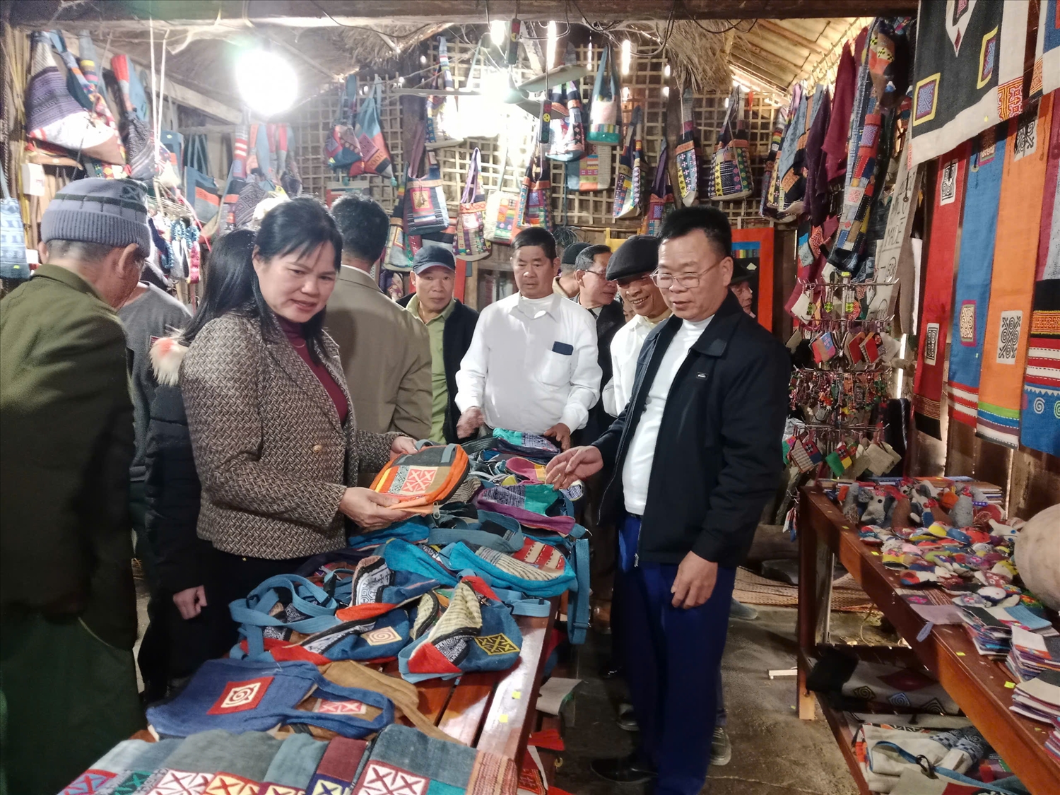 Đồng chí Lê Thị Thanh Tâm, Phó Bí thư Thường trực Đảng ủy, Chủ tịch HĐND xã và đại biểu người uy tín xã Tân An tham quan Hợp tác xã Lanh Lùng Tám, xã Lùng Tám, tỉnh Tuyên Quang