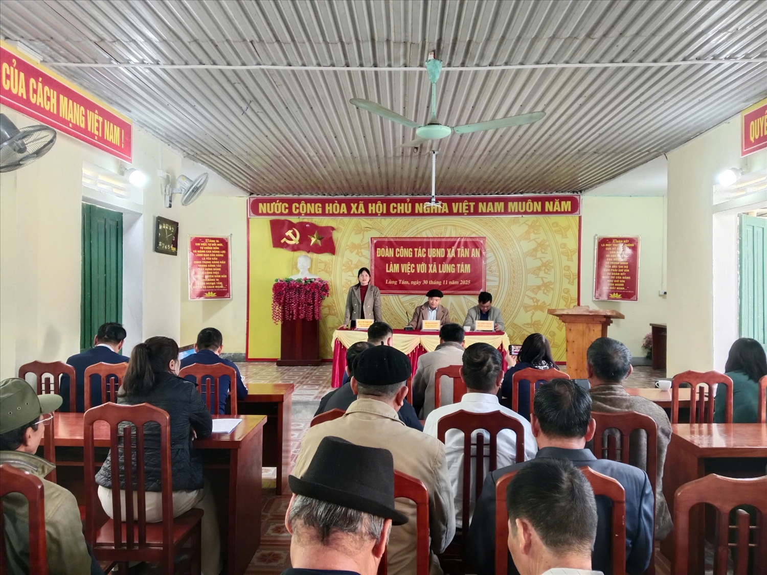 Đoàn công tác UBND xã Tân An làm việc với xã Lũng Tám, tỉnh Tuyên Quang. 