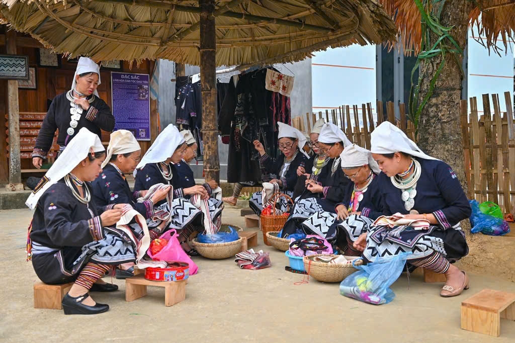 Hoạt động của Tổ thêu dệt trang phục dân tộc Dao Tiền, thôn Tân Cường.