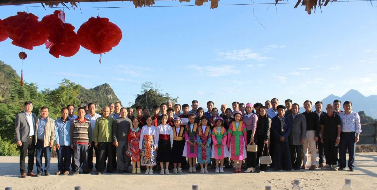 Đoàn công tác chụp ảnh lưu niệm tại xã Lũng Phìn