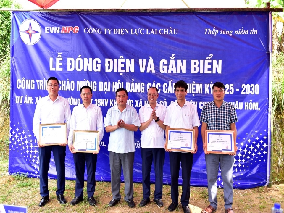 Lãnh đạo tỉnh Lai Châu, PC Lai Châu trao tặng giấy khen cho các tập thể có thành tích trong hoàn thành công trình